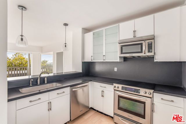 999 N Doheny Drive, West Hollywood CA: https://media.crmls.org/mediaz/baf4e7ac-cbcb-469e-816d-0d2b25cc8d49.jpg