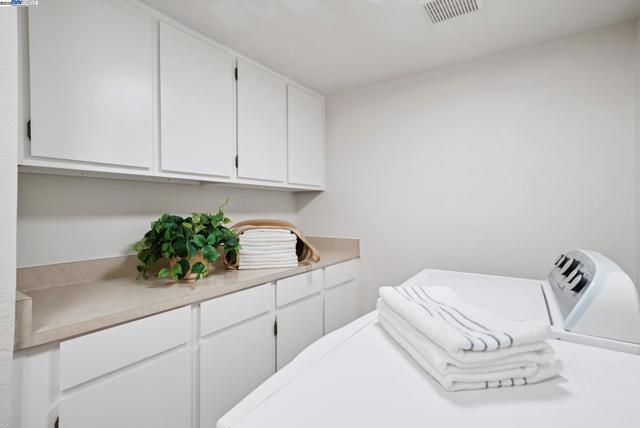 7467 Sundrop Ct, Pleasanton CA: https://media.crmls.org/mediaz/baf51ffc-b61e-42f0-98f5-5e4b30f65cfb.jpg
