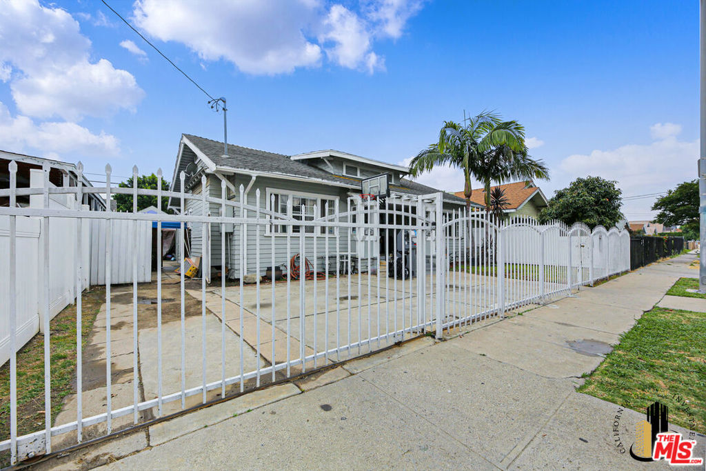 530 W 49th Place, Los Angeles, CA 90037