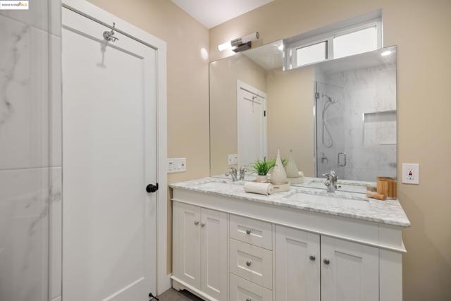 6528 Dover St, Oakland CA: https://media.crmls.org/mediaz/baf67154-1be9-4157-9b68-5007869abd42.jpg