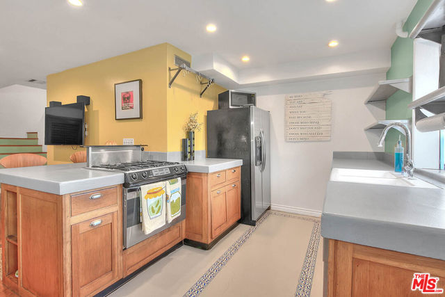 5920 Chula Vista Way, Los Angeles CA: https://media.crmls.org/mediaz/baf6dd75-6879-48f8-8c98-4984844a03d6.jpg