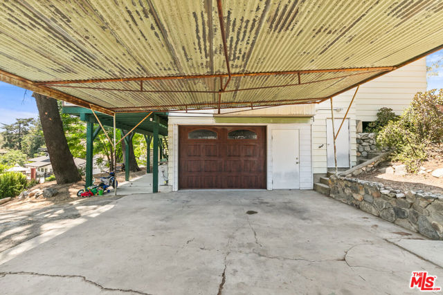 11320 Alethea Drive, Sunland CA: https://media.crmls.org/mediaz/baf773fc-cdfa-4cc5-a864-c6dab955738e.jpg