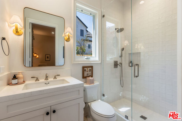 2052 Shadow Creek Drive, Agoura Hills CA: https://media.crmls.org/mediaz/baf7c301-b7c8-4c4f-89b8-a63f00cb03fa.jpg
