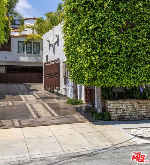 8249 Marmont Lane, Los Angeles CA: https://media.crmls.org/mediaz/baf89d3d-25ea-4062-91e2-aab556e6b5a9.jpg