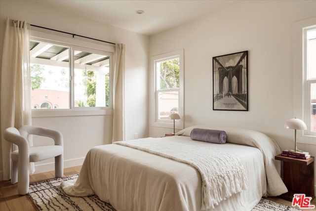 2041 S Palm Grove Avenue, Los Angeles CA: https://media.crmls.org/mediaz/baf8bda7-0b63-4a2e-b677-4f3c3f05284e.jpg