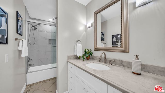 1130 9th Street, Santa Monica CA: https://media.crmls.org/mediaz/baf8f08f-bb4d-4fcb-b8ad-d2dda0df7378.jpg