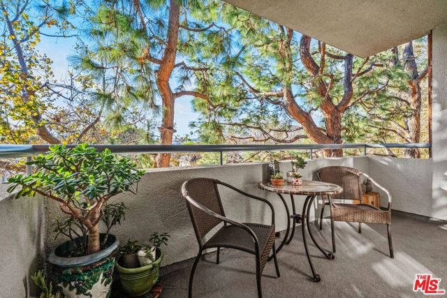 200 N Swall Drive, Beverly Hills CA: https://media.crmls.org/mediaz/baf9189a-ec43-4198-8120-4fdad40f26a6.jpg