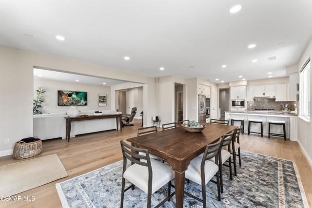 4543 Silverbell Circle, Moorpark CA: https://media.crmls.org/mediaz/baf93a9c-0206-4f9d-a106-07161b94c0b3.jpg