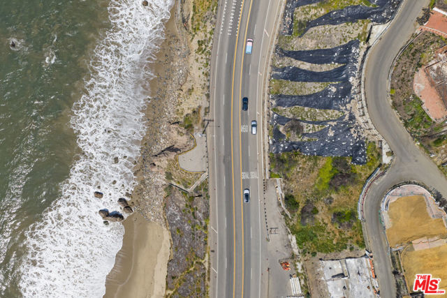 17900 Porto Marina Way, Pacific Palisades CA: https://media.crmls.org/mediaz/baf96a63-60e4-470e-8f16-cb333e67aa14.jpg
