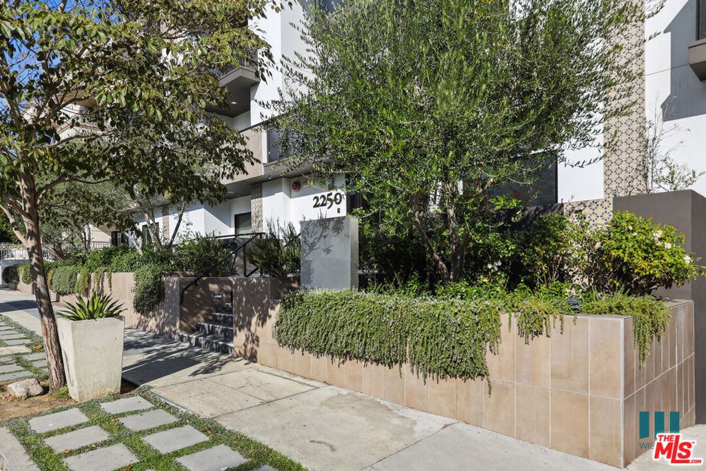 2250 Fox Hills #402