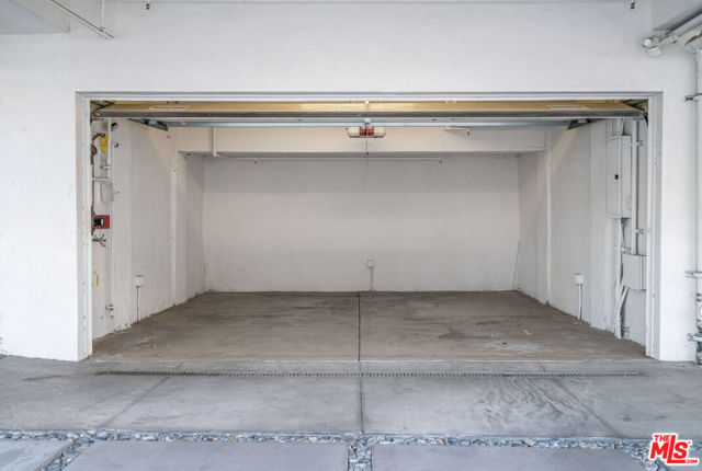 1447 1/4 N Martel Avenue, Los Angeles CA: https://media.crmls.org/mediaz/bafc8171-63ca-444e-bdab-df1f876b60ee.jpg