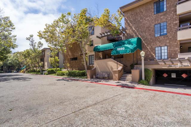 8880 Villa La Jolla Dr, La Jolla CA: https://media.crmls.org/mediaz/bafcd2d9-3366-459e-9aa6-dd8be542a200.jpg