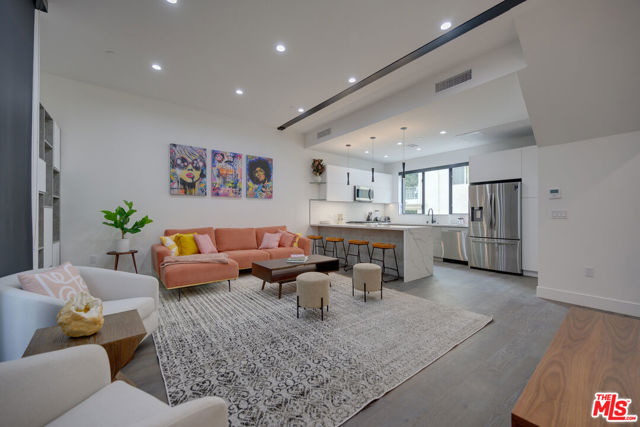 4422 S Riley Drive, Los Angeles CA: https://media.crmls.org/mediaz/bafd14a4-33d5-41d6-b240-ccdd077e5a28.jpg