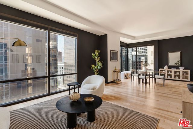 655 S Hope Street, Los Angeles CA: https://media.crmls.org/mediaz/bafe1db3-6b57-4943-9984-0f0ead935076.jpg