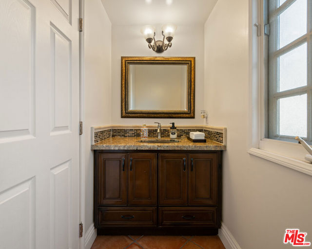6420 Quebec Drive, Los Angeles CA: https://media.crmls.org/mediaz/bafe71ee-88f9-49ae-b983-8be0e8e84883.jpg