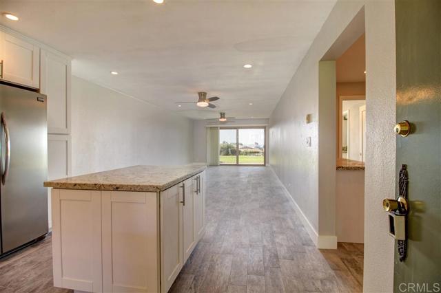 Detail Gallery Image 8 of 25 For 640 W Solana Cir #13,  Solana Beach,  CA 92075 - 2 Beds | 2 Baths