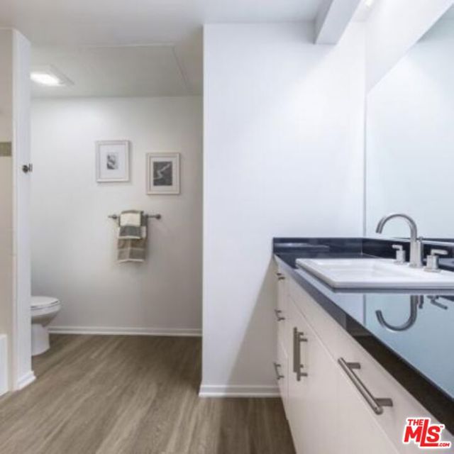 245 PINE Avenue, Long Beach CA: https://media.crmls.org/mediaz/baff2cc8-477f-4e5f-b73c-078b95d52cdc.jpg