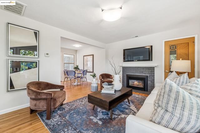 1708 Derby St, Berkeley CA: https://media.crmls.org/mediaz/baff3c55-4634-49f3-b916-fbafc090f72e.jpg