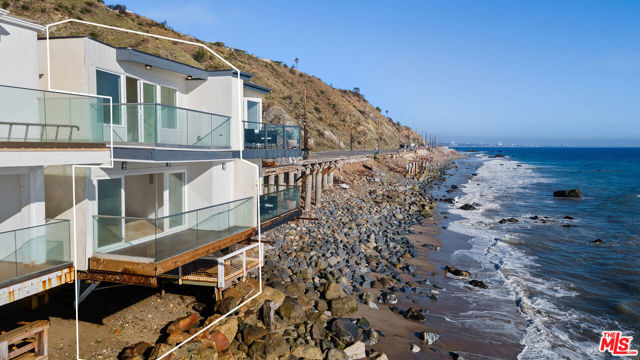 20438 Pacific Coast Highway, Malibu CA: https://media.crmls.org/mediaz/baffa868-94fd-4b0b-8a0f-013bcd2c2c99.jpg