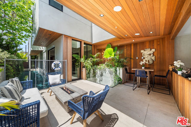 836 California Avenue, Venice CA: https://media.crmls.org/mediaz/baffeca7-c4ab-4790-ad19-834ee97c11a3.jpg