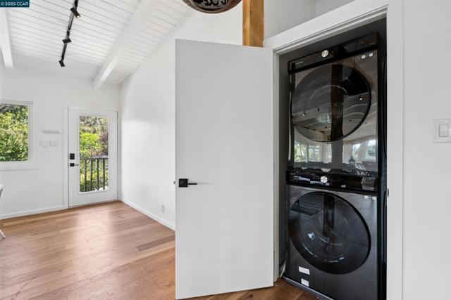 5915 ALHAMBRA AVE, Oakland CA: https://media.crmls.org/mediaz/bb002268-4d91-4076-a32f-3600f03965a2.jpg