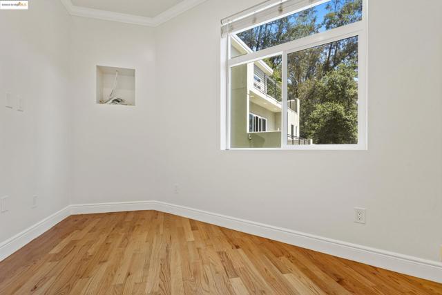 5915 Balboa Dr, Oakland CA: https://media.crmls.org/mediaz/bb00948f-59d7-4eb6-92ed-8eb9534da23d.jpg