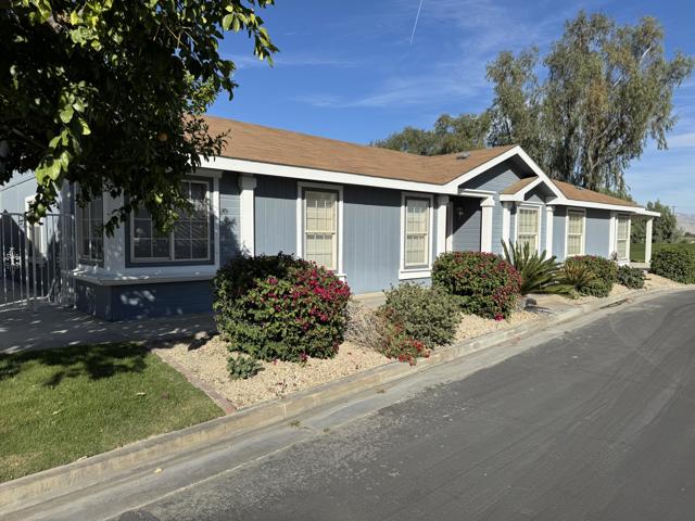 35610 Mexico Way, Thousand Palms CA: https://media.crmls.org/mediaz/bb014aad-b353-4e92-bcff-616b7ef93aca.jpg