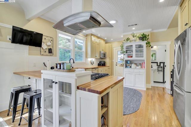 1215 Castro St, Martinez CA: https://media.crmls.org/mediaz/bb017130-5182-4bcd-ac8a-8caa9b4b4a6e.jpg