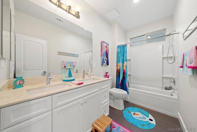 542 Adobe Estates Dr, Vista CA: https://media.crmls.org/mediaz/bb0196fa-c9cc-4399-82ca-7d78744d4ea5.jpg