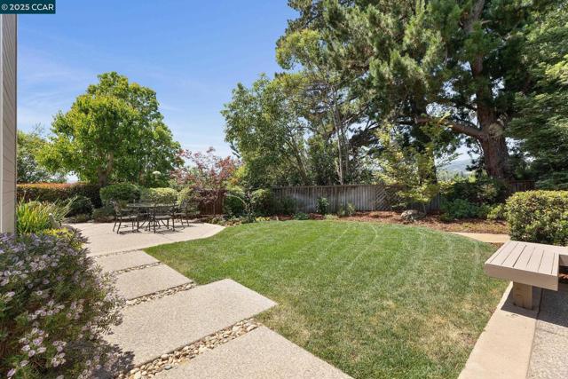 21 Mercury Ct, Pleasant Hill CA: https://media.crmls.org/mediaz/bb019bc1-770c-40c9-92fb-e1d842096bb2.jpg