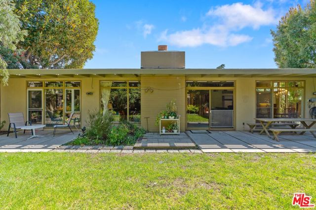 7545 Kimdale Lane, Los Angeles CA: https://media.crmls.org/mediaz/bb01ba40-5768-4aee-8f66-309412000690.jpg