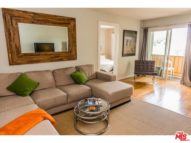 525 N Sycamore Avenue, Los Angeles CA: https://media.crmls.org/mediaz/bb020de9-c9cc-48ff-bdda-70c3e9bc1ad1.jpg