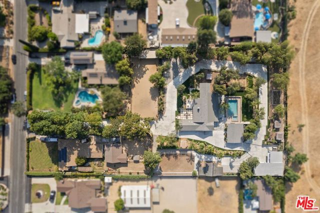 10555 Art Street, Sunland CA: https://media.crmls.org/mediaz/bb043ca5-7ed3-4004-b8eb-0adeaddd5e13.jpg