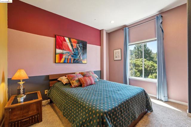 2335 Tunnel Rd, Oakland CA: https://media.crmls.org/mediaz/bb045e9b-1259-4db8-a237-532f3605ae99.jpg