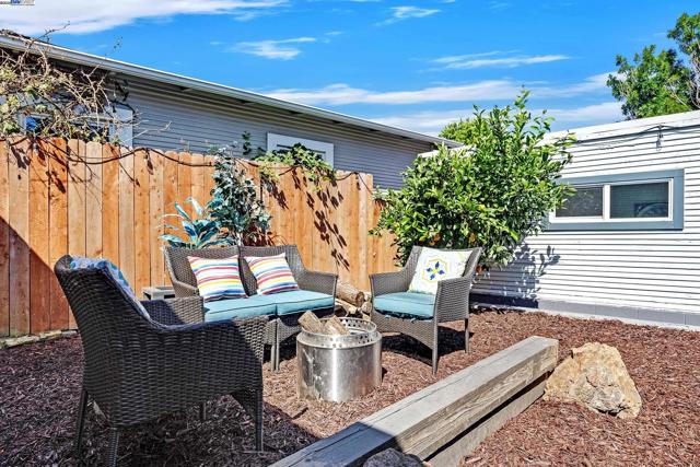 5407 Roberts Ave, Oakland CA: https://media.crmls.org/mediaz/bb048c6e-9991-40dc-8e74-aa5595b2eed8.jpg