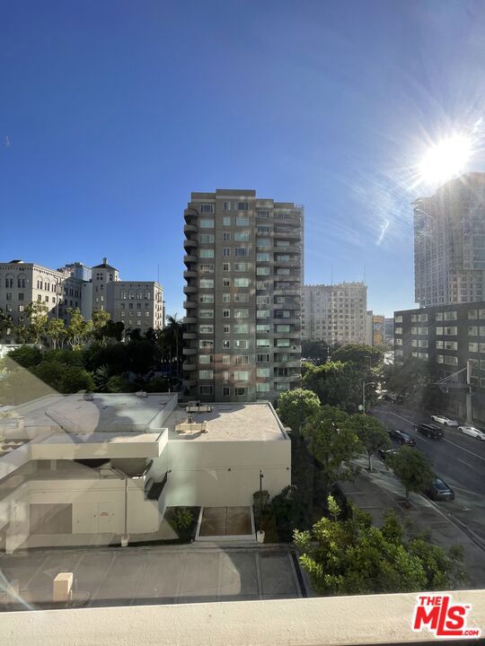600 W 9th Street, Los Angeles CA: https://media.crmls.org/mediaz/bb04ba8e-271f-4e41-8ff3-db48cc2a8a13.jpg