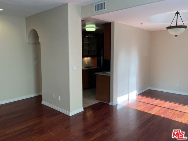 4732 Radford Avenue, Valley Village CA: https://media.crmls.org/mediaz/bb04e7dd-46da-4bb4-a0da-7a3cd83e0543.jpg