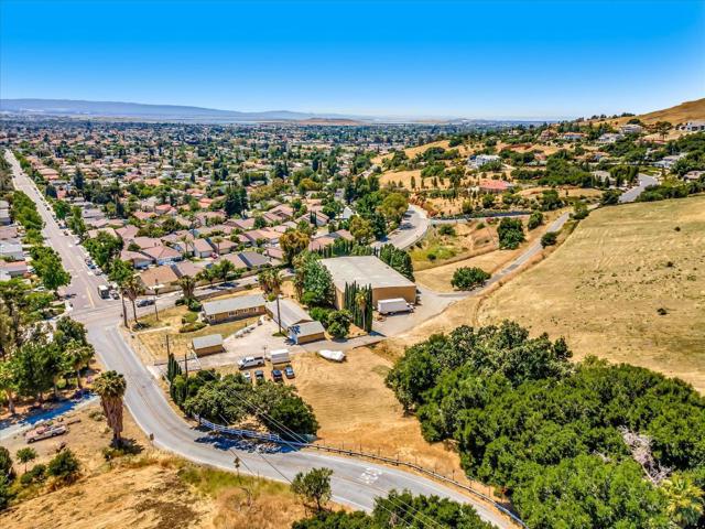 1995 Old Calaveras Road, Milpitas CA: https://media.crmls.org/mediaz/bb04f116-6574-4c67-b733-75932351a317.jpg