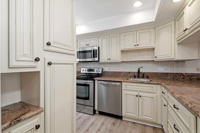 Detail Gallery Image 12 of 49 For 1915 Estrella De Mar Ct #C,  Carlsbad,  CA 92009 - 2 Beds | 2/1 Baths