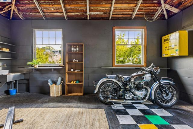 5811 Romany, Oakland CA: https://media.crmls.org/mediaz/bb059f8d-cf27-43cc-a27a-bded308c5d20.jpg