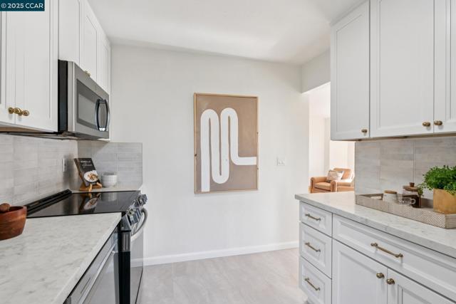 500 Vernon, Oakland CA: https://media.crmls.org/mediaz/bb06b8a9-a337-49aa-abe0-e83f0e2f715b.jpg