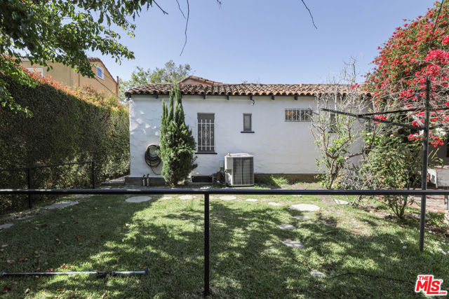 6281 Drexel Avenue, Los Angeles CA: https://media.crmls.org/mediaz/bb071c3d-0c4d-41e2-b1b4-e04e6044f7d0.jpg