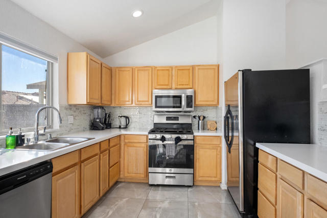 3272 N Mica Drive, Palm Springs CA: https://media.crmls.org/mediaz/bb071c82-7079-444f-b2c3-44018f358d13.jpg