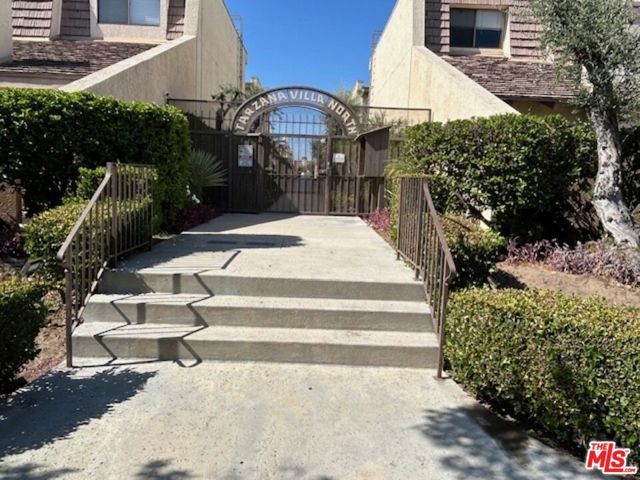 18417 Collins Street, Tarzana, California 91356, 2 Bedrooms Bedrooms, ,3 BathroomsBathrooms,Condominium,For Sale,Collins,24429661