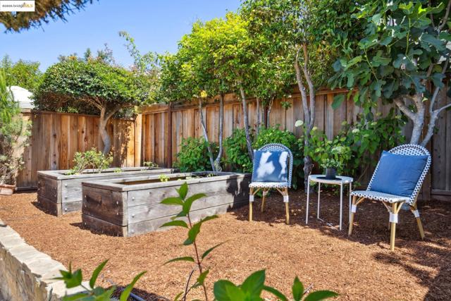 4332 Hyacinth Ave, Oakland CA: https://media.crmls.org/mediaz/bb085e24-5ca5-435d-a009-10f3f4897f00.jpg