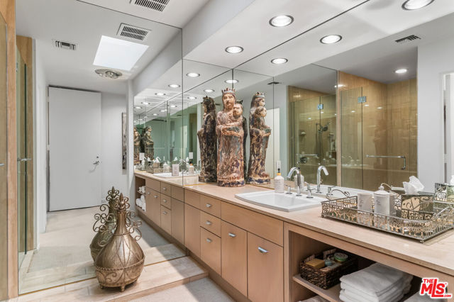 4 Trinity Court, Rancho Mirage CA: https://media.crmls.org/mediaz/bb09399a-aba3-4187-b668-9d789f94a8f6.jpg