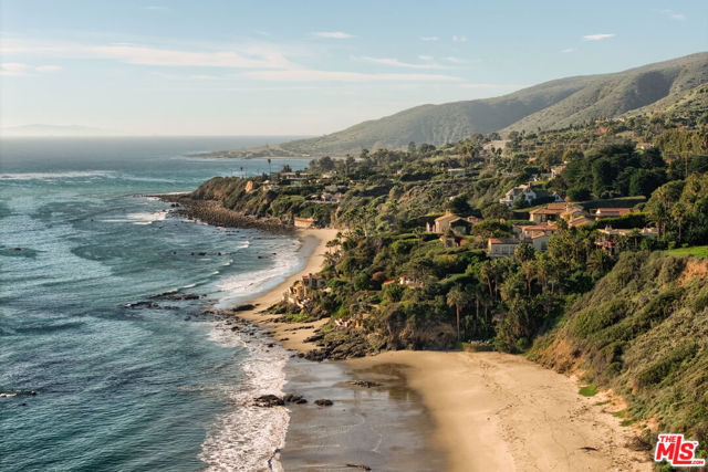 33398 Pacific Coast Highway, Malibu CA: https://media.crmls.org/mediaz/bb09b823-865e-4218-8b4a-5527d6ff639c.jpg