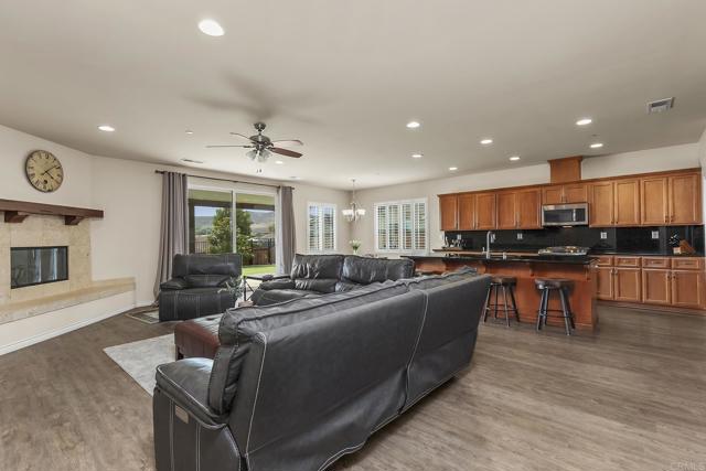 10252 Casa Ct, Santee CA: https://media.crmls.org/mediaz/bb0c2577-7448-4421-8705-d4c2ce1a84b6.jpg