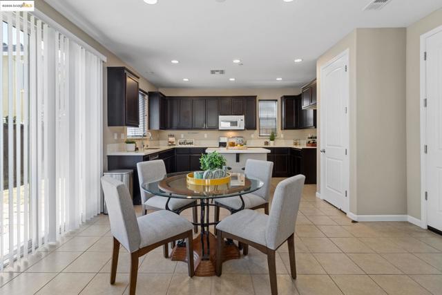 2218 Toscana Dr, Pittsburg CA: https://media.crmls.org/mediaz/bb0c2fce-760c-4044-a053-df9c49ad3d10.jpg