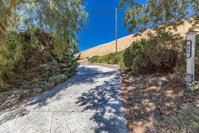 820 Comstock Road, Hollister CA: https://media.crmls.org/mediaz/bb0c8e35-3e11-4a07-8dc8-f02e51079997.jpg